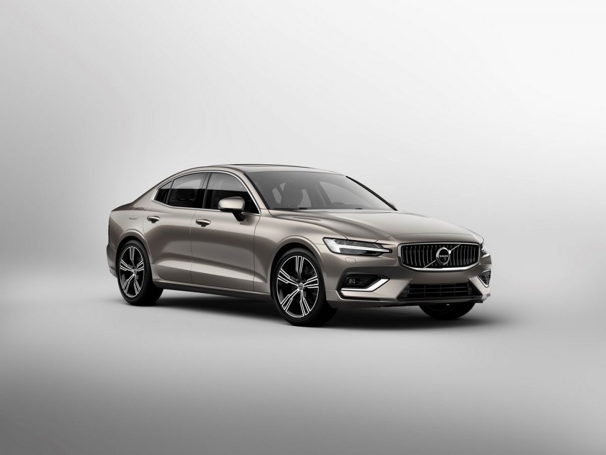 Седан Volvo S60 стал гибридом и получил новую версию