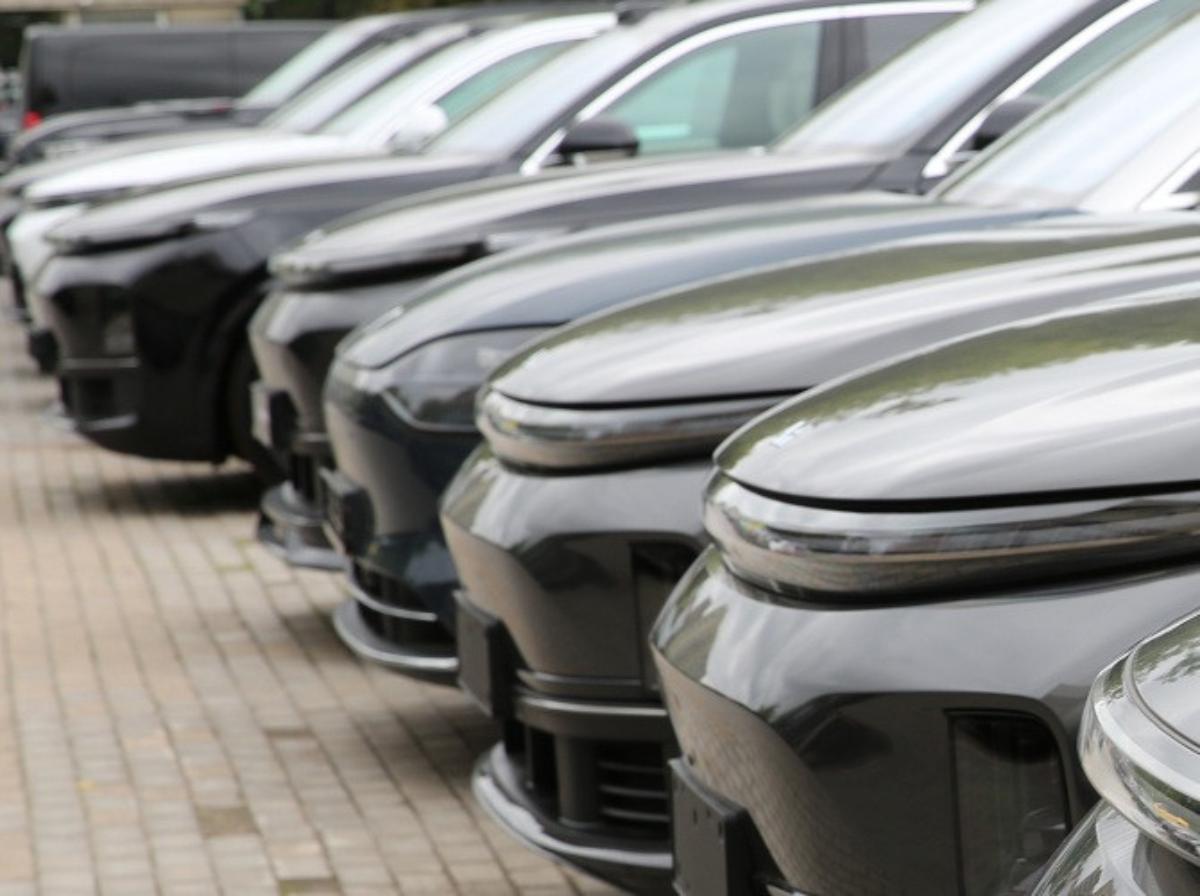 Дилеры в России сокращают огромные запасы нераспроданных авто Дилеры в России сокращают огромные запасы нераспроданных авто