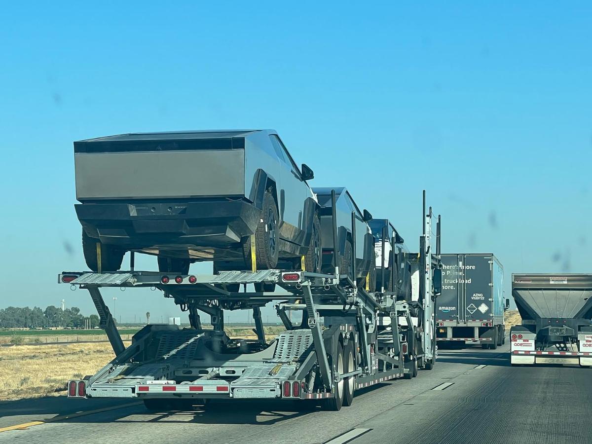 Замечен целый автовоз с электрическими пикапами Tesla Cybertruck 