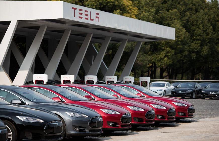 Продажи электромобилей Tesla оказались выше объёмов производства в 2021 году