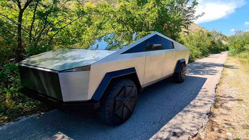 В Боснии создали реплику пикапа Tesla Cybertruck