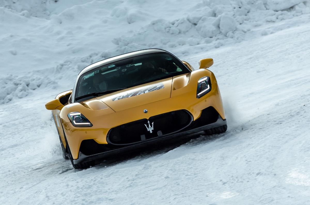 Maserati показала возможности суперкара MC20 на снегу 