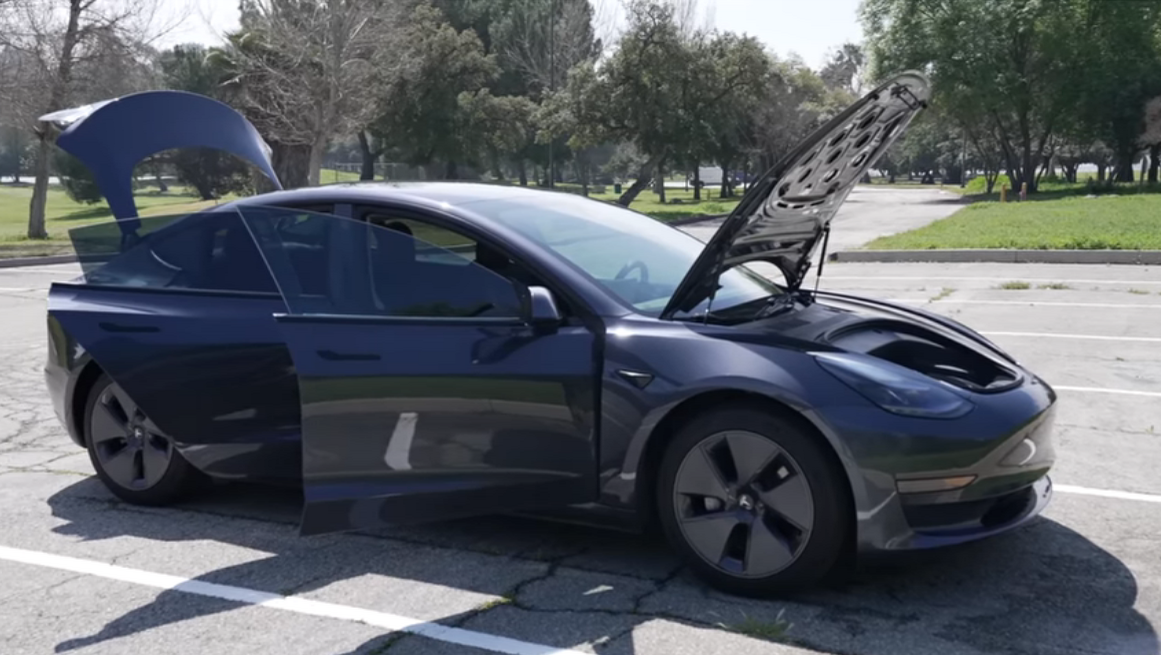 Блогер рассказал о своем опыте владения Tesla Model 3: самой доступной модели