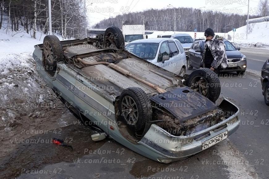 В Кемерово в аварию попал легковой автомобиль