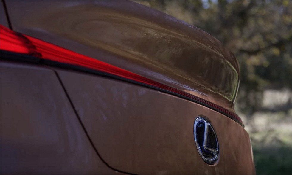 Lexus показал кроссовер LF-1 Limitless на тизере (видео) Lexus показал кроссовер LF-1 Limitless на тизере (видео)