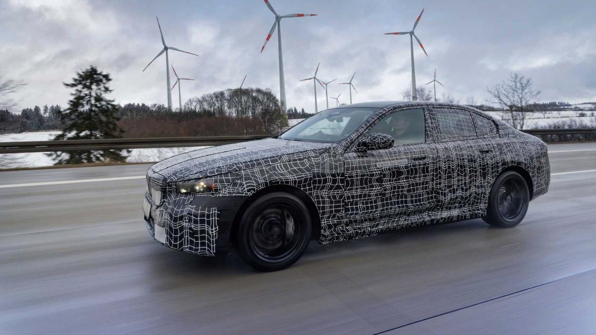 Компания BMW тестирует электрический седан BMW i5 2024 года 