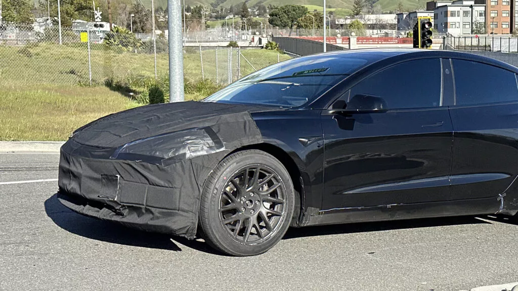 Компания Tesla вывела на тесты обновленную Tesla Model 3 с новыми колесами и боковой камерой