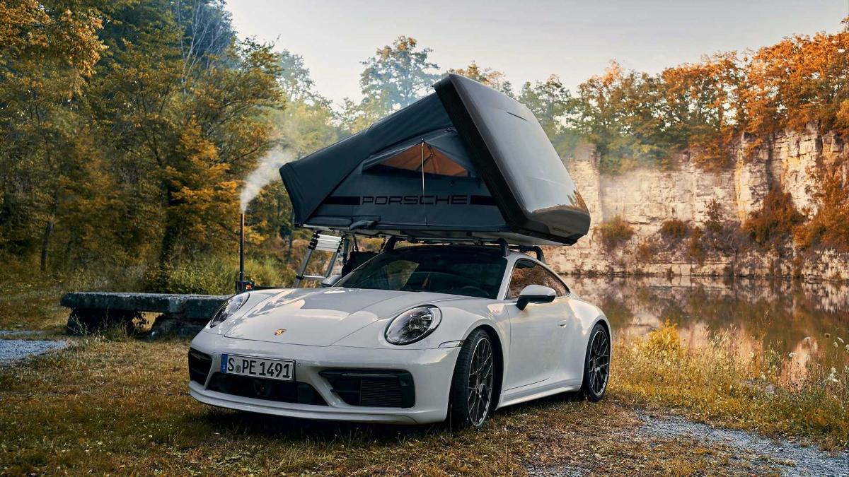 Глава Porsche протестировал палатку для спортивного Porsche 911 