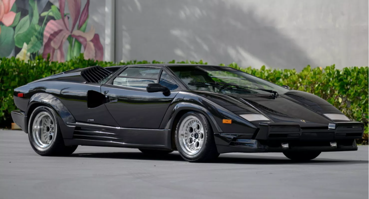 Lamborghini Countach 1990 года продадут на аукционе за 1 млн долларов 