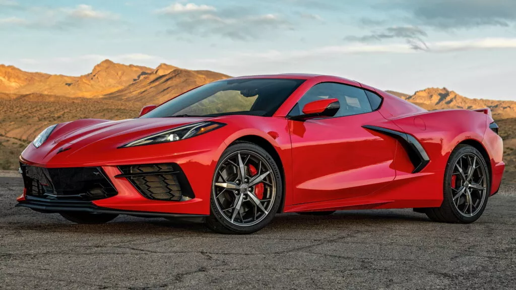Компания Chevrolet увеличит мощность обновленного базового Corvette C8 до более чем 500 л.с.