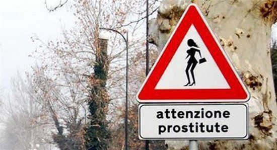 В Италии появился новый дорожный знак, предупреждающий о девушках легкового поведения