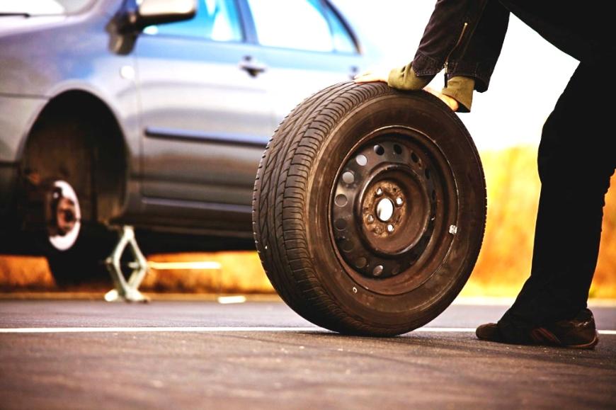 ГИБДД в России может оштрафовать водителя за смену колеса на обочине
