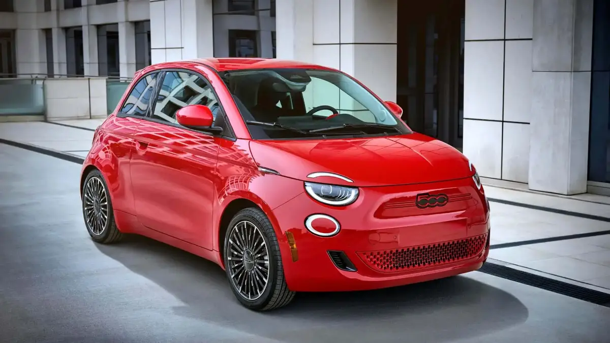 Новые версии Fiat 500 могут заново получить бензиновый двигатель