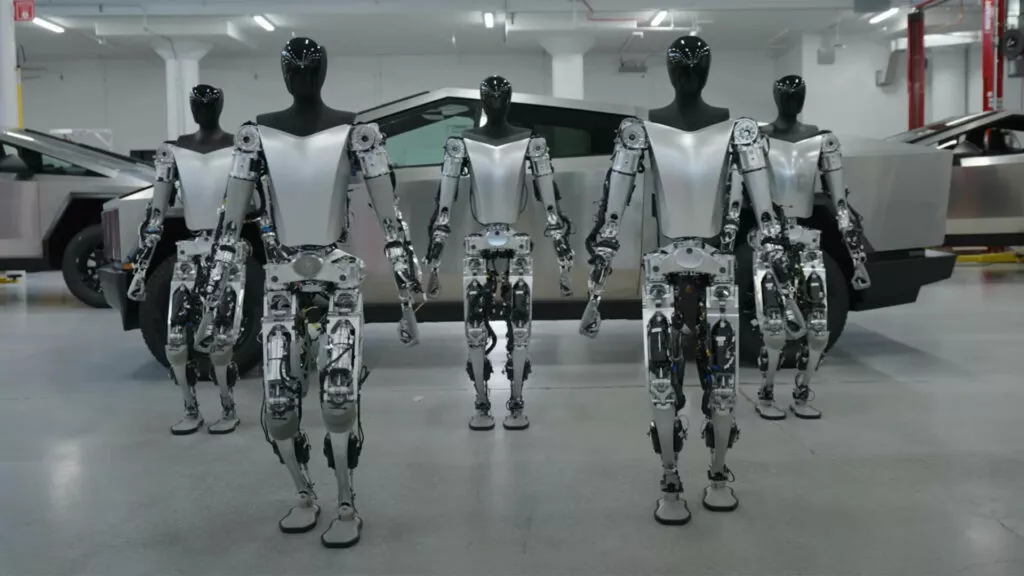 Робот Tesla Optimus научился ходить и выполнять простые задачи
