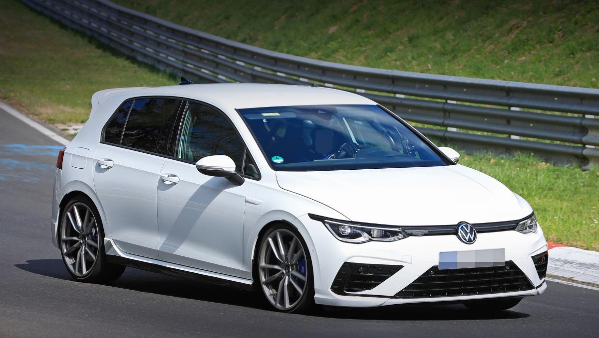 Драг-рейсинг: Volkswagen Golf R 2021 против премиальных хэтчбеков