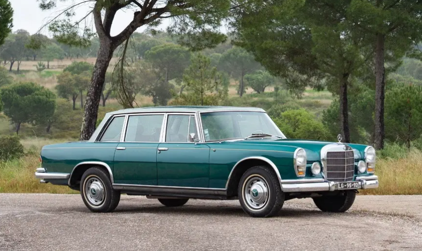 На аукцион выставили лимузин Mercedes-Benz 1966 года со стеклянной крышей 