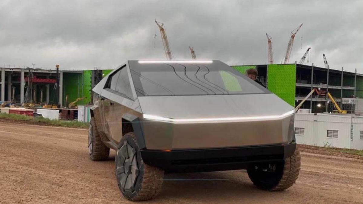 Гендиректор Tesla Илон Маск продемонстрировал прототип Cybertruck на заводе Tesla в Техасе