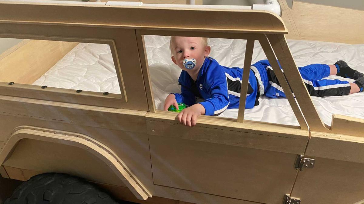 Отец сделал ребенку кровать в виде внедорожника Ford Bronco