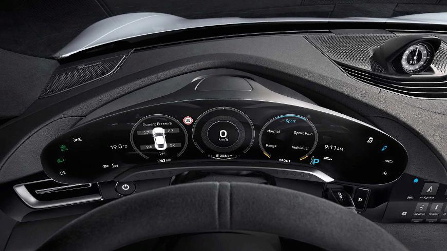 Показан интерьер электроседана Porsche Taycan – на каждом сантиметре есть свой экран