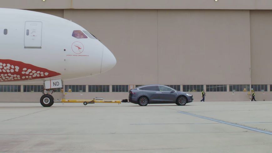 Кроссовер Tesla Model X продемонстрировал «силу» отбуксировав Boeing 787-9