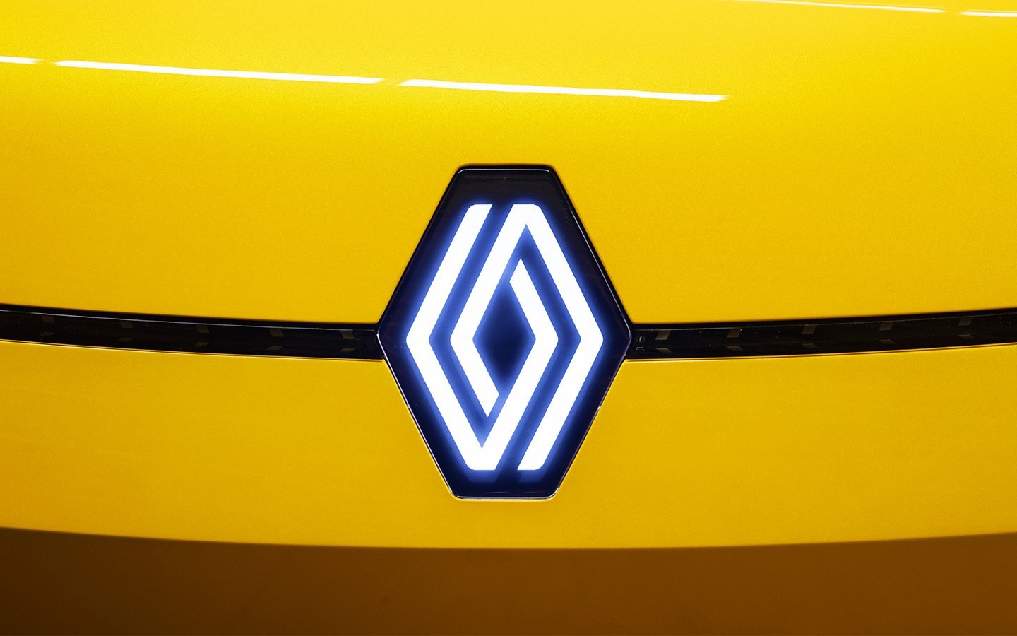 Новые логотипы машин. Рено логотип 2021. Новый значок Рено. Renault логотип новый.