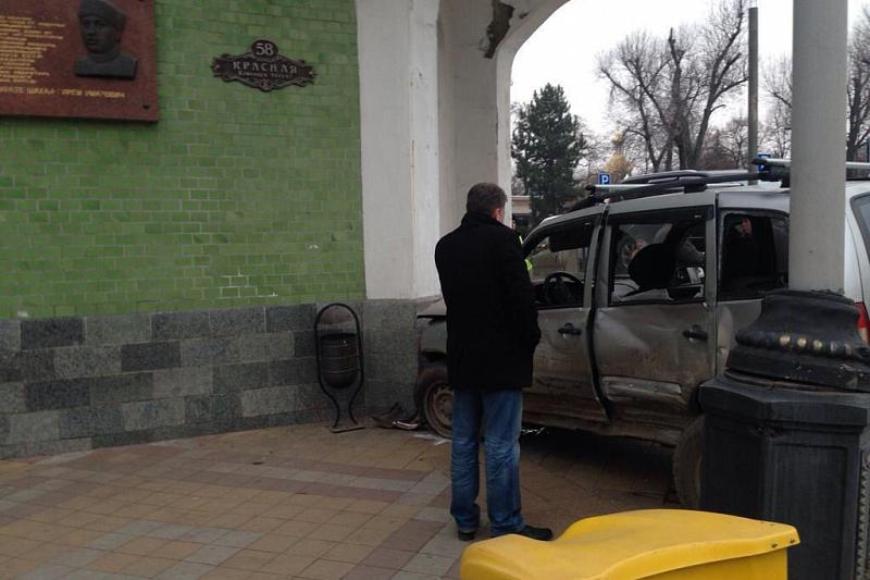 В Краснодаре автомобили после столкновения врезались в историческое здание 