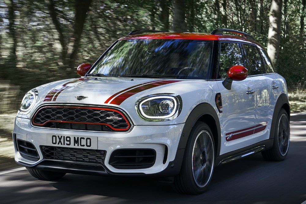 Новые MINI John Cooper Works: больше «лошадей» и лучше оснащение