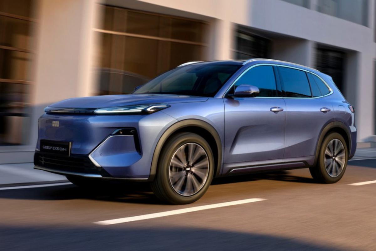 Первый подключаемый гибрид Geely с официальной гарантией уже у дилеров в России 