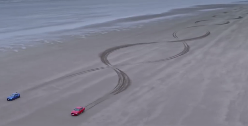 Два «заряженных» Jaguar XE нарисовали на песке цепочку ДНК 