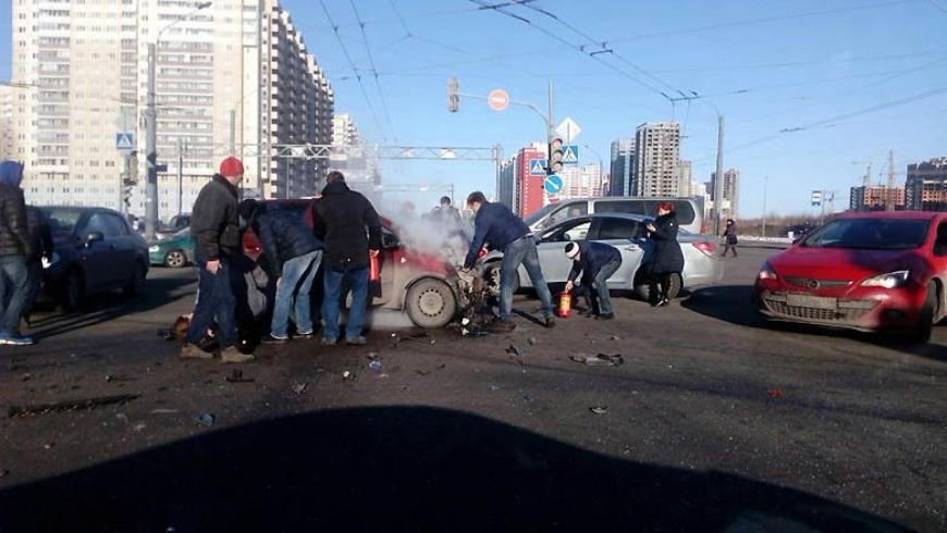 Иномарка загорелась в результате ДТП в Петербурге