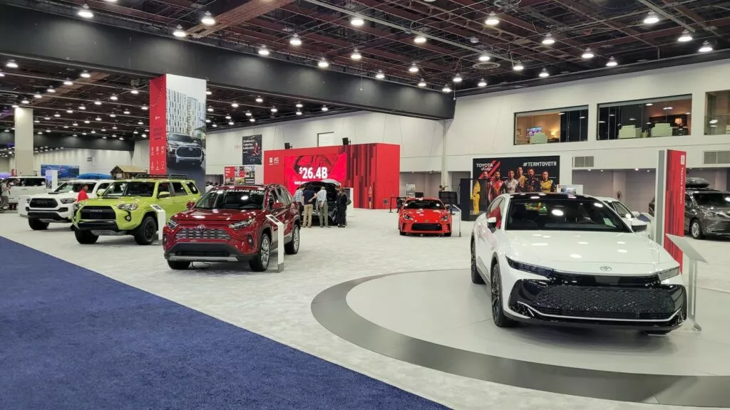 На автосалоне в Детройте 2023 года дебютируют автомобили 35 автопроизводителей