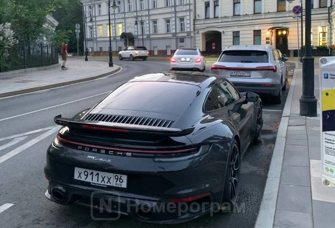 Кто в Екатеринбурге владеет редкими Porsche c номерами 911