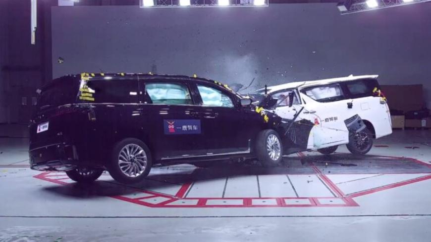 Лобовой краш-тест Toyota Alphard и Voyah Dreamer – кто из конкурентов оказался прочнее