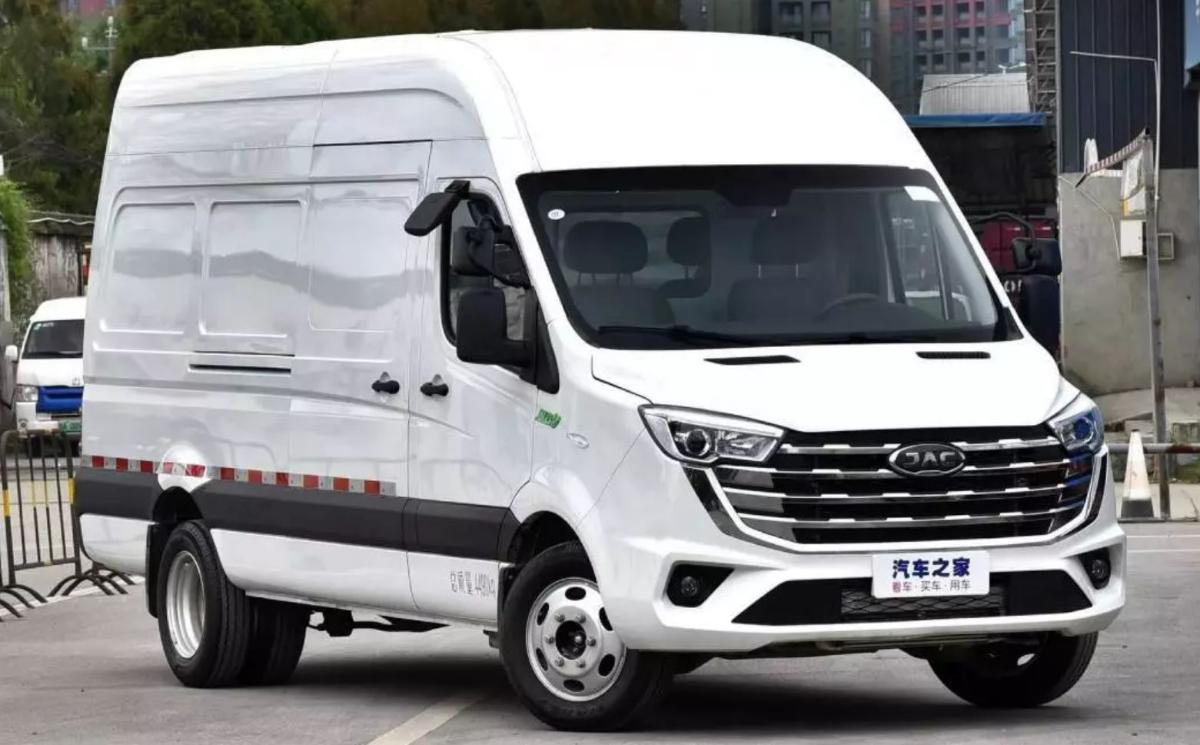 Компания JAC обновила фургон Sunray, который будут собирать в РФ