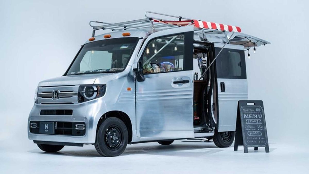 Honda показала мобильное кафе N-Van и обновленный Fit