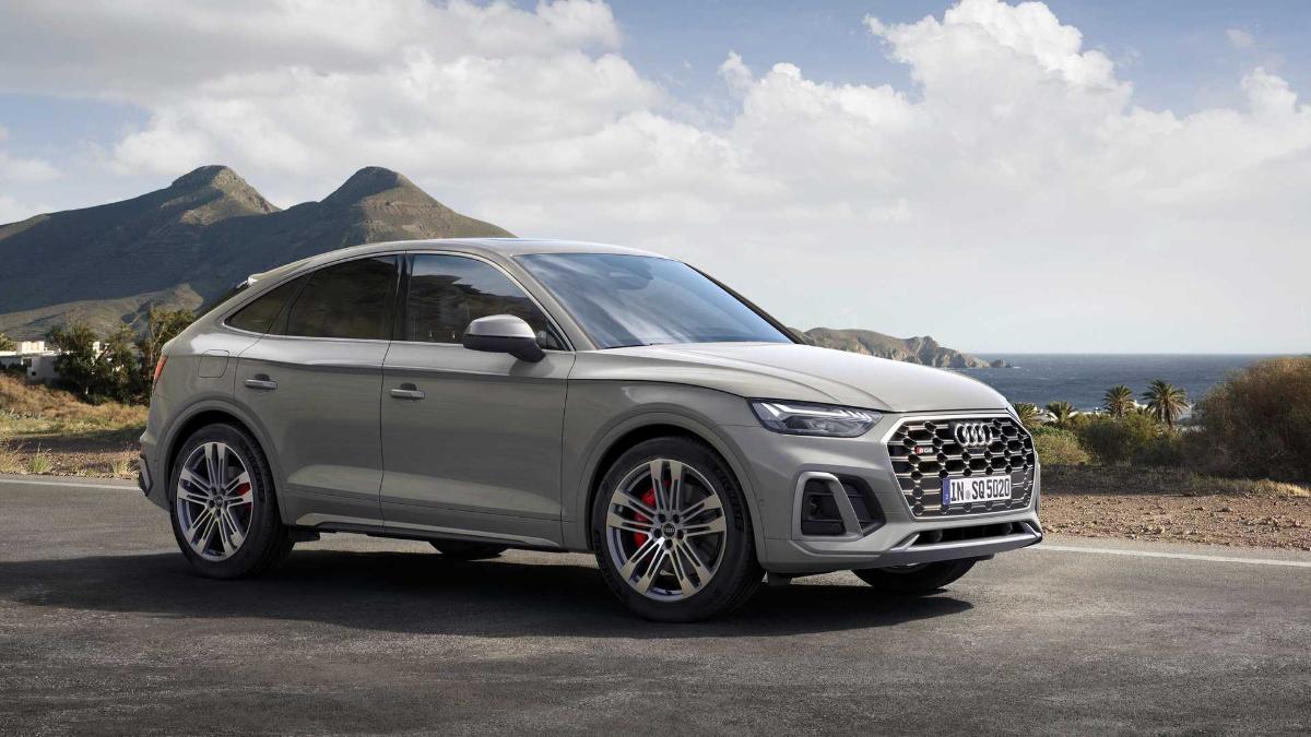 Вид из кабины - быстрая езда на дизельном Audi SQ5 2021