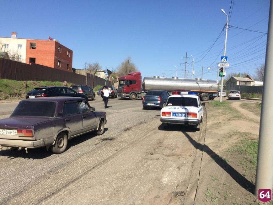 В посёлке Саратова две автоледи столкнулись с автоцистерной