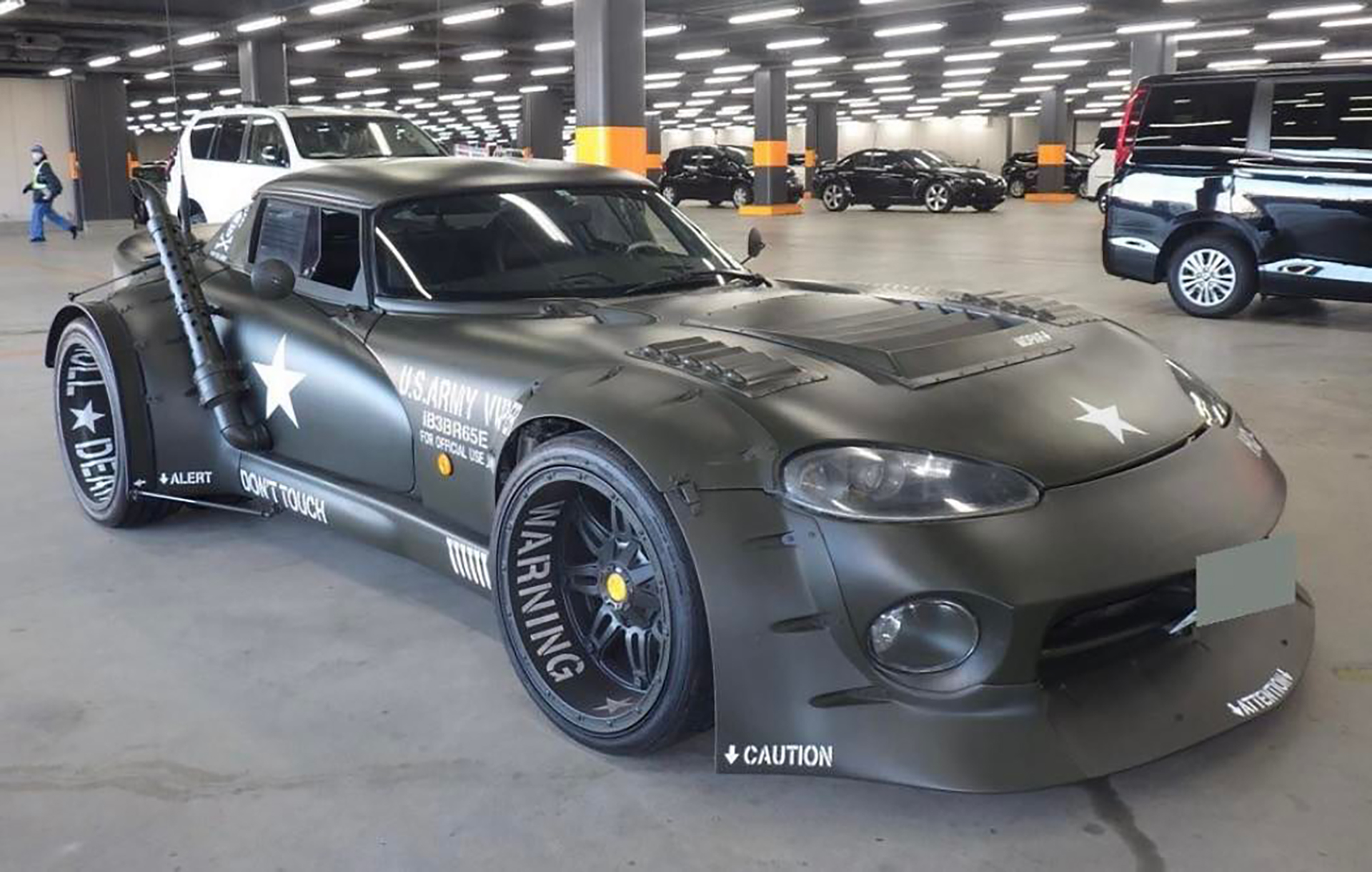 В США спорткар Dodge Viper стилизовали под военную автомашину