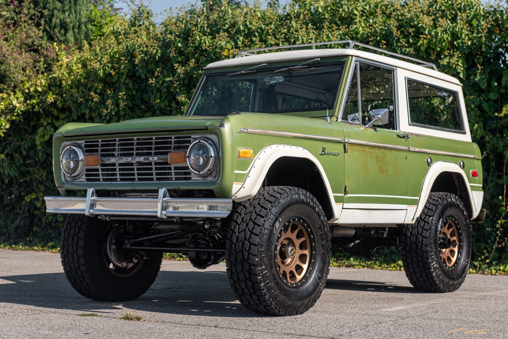 В продаже появился Ford Bronco 1975 года выпуска с мотором V8