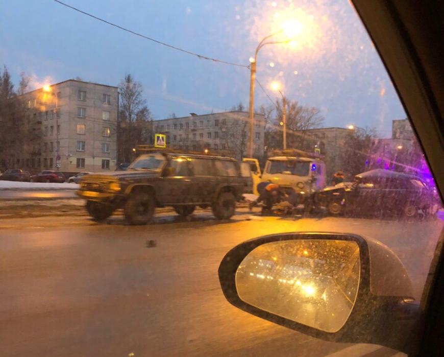 В Петербурге после аварии водитель застрял в машине