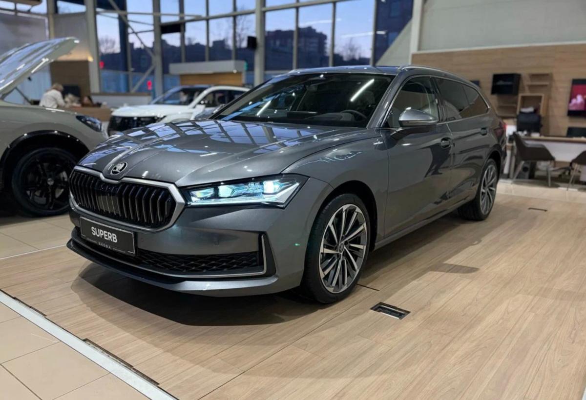 Дилер в Санкт-Петербурге продает универсалы Skoda Superb IV чешской сборки