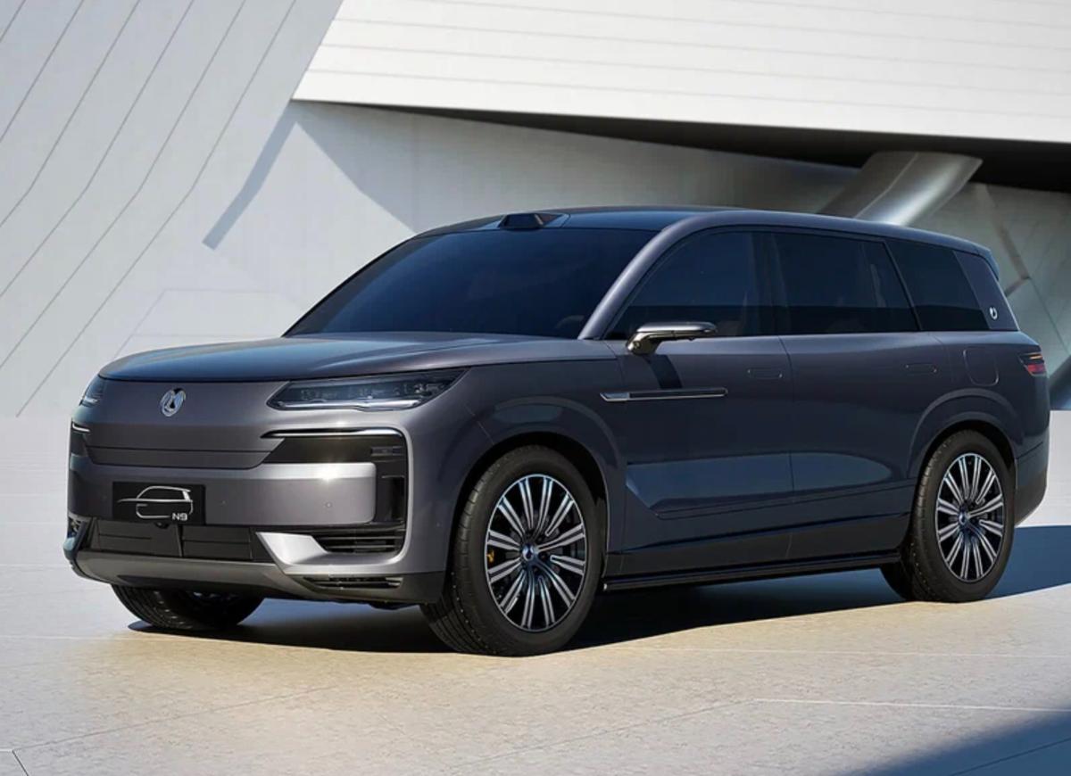 В Россию под заказ готовы возить роскошный гибридный кроссовер Denza N9