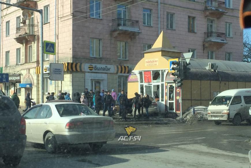В Новосибирске водитель "припарковал" авто в магазине