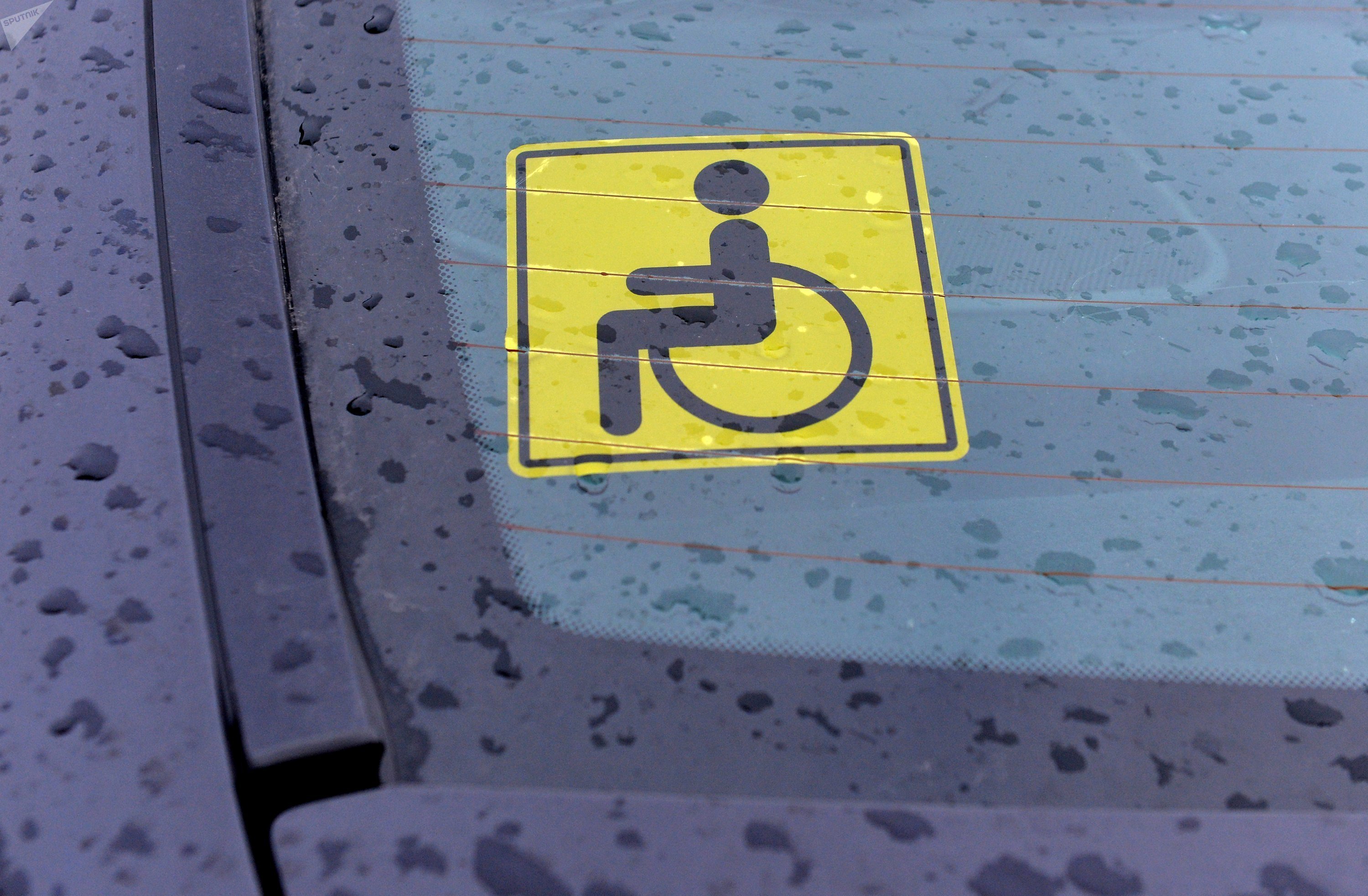 Автомобиль со знаком инвалид. Знак «инвалид». Инвалидный знак на автомобиль. Табличка для инвалидов. Знак инвалидная на автомоб.