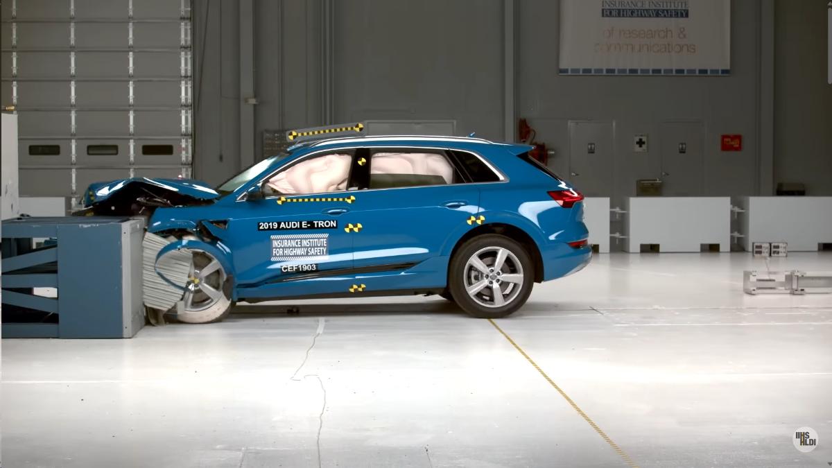 IIHS проверил оборудование для краш-тестов перед работой с тяжелыми  электромобилями GMC Hummer