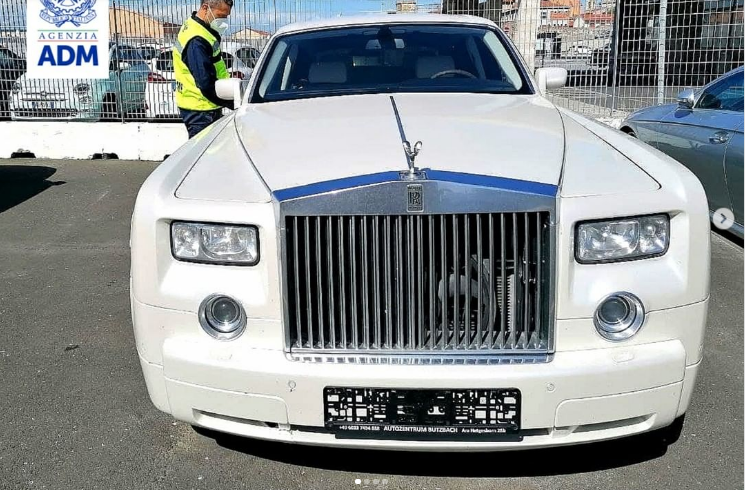 Власти Италии конфисковали у россиянина Rolls-Royce Phantom из-за салона из крокодиловой кожи