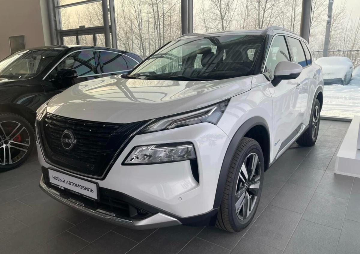 У дилера в Перми нашлись новые гибриды Nissan X-Trail: что это за кроссоверы