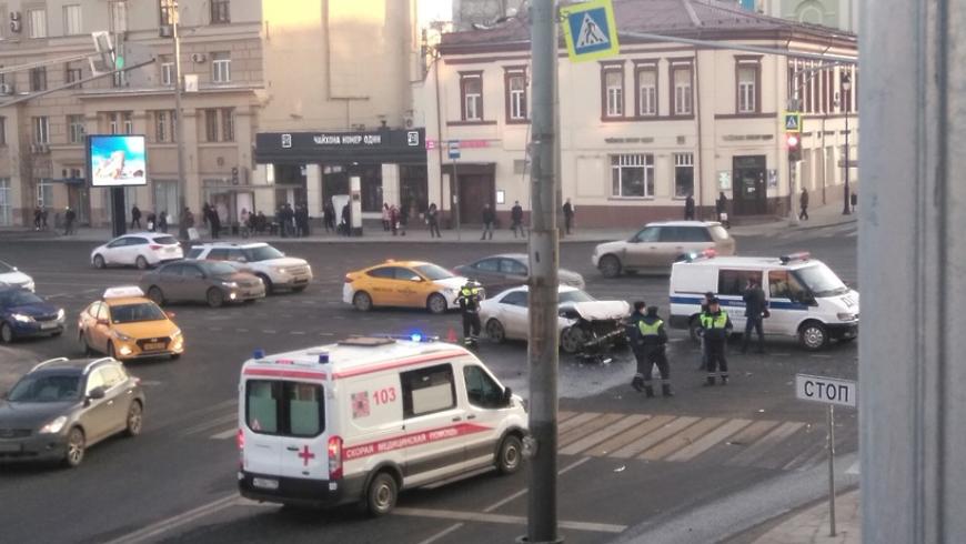 В центре Москвы иномарка на скорости врезалась в «скорую» (ВИДЕО)
