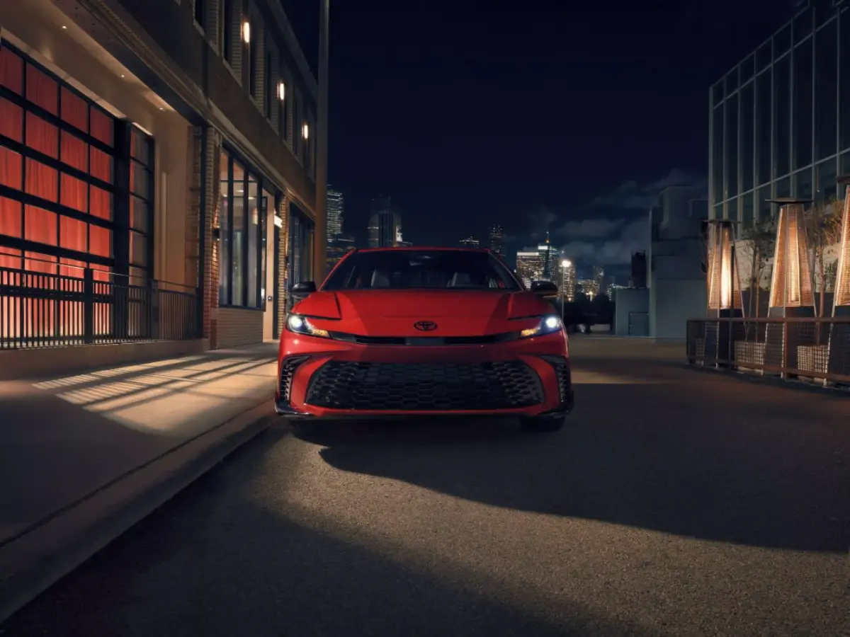 Начались продажи седана Toyota Camry в более спортивном исполнении Начались продажи седана Toyota Camry в более спортивном исполнении