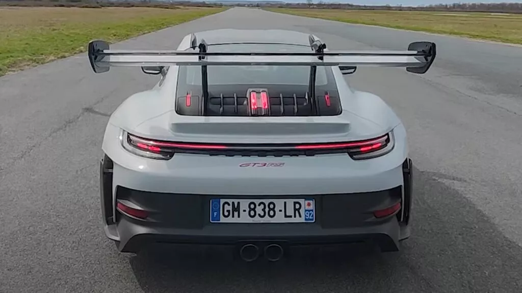 Смотрите, как гоночный спорткар Porsche 911 GT3 RS разгоняется до 262 км/ч 